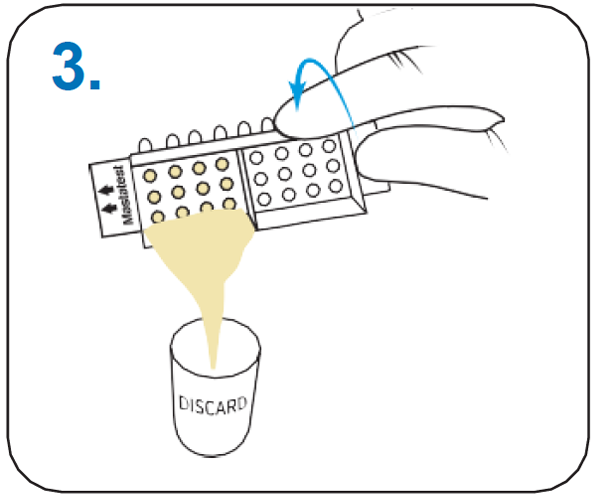 Giet de overtollige melk af door zijwaarts te kantelen. Zorg er voor dat het melkstaal niet in de tweede kamer komt.