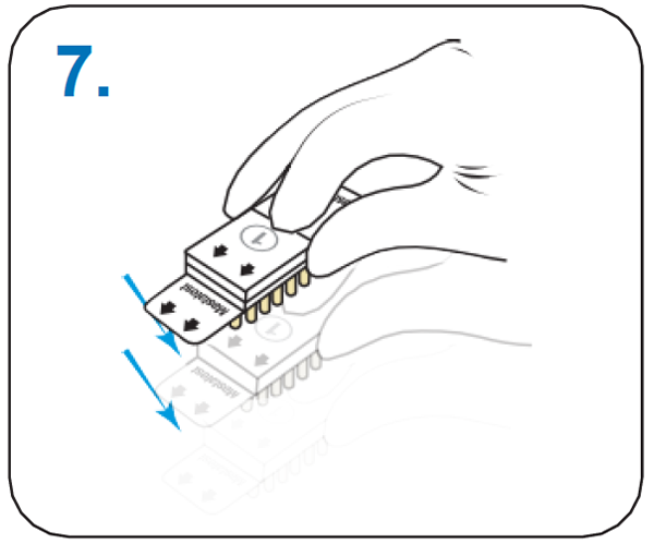Tik 3-4 x met de cartridge op tafel om er voor te zorgen dat de melk op de bodem van de wells terechtkomt.