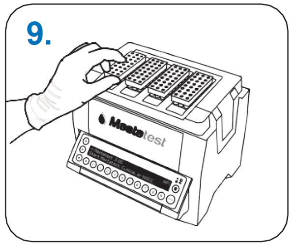 Plaats de cartridge terug in de Mastatest Lapbox met de QR code naar beneden en naar de achterkant van de Lapbox gericht.